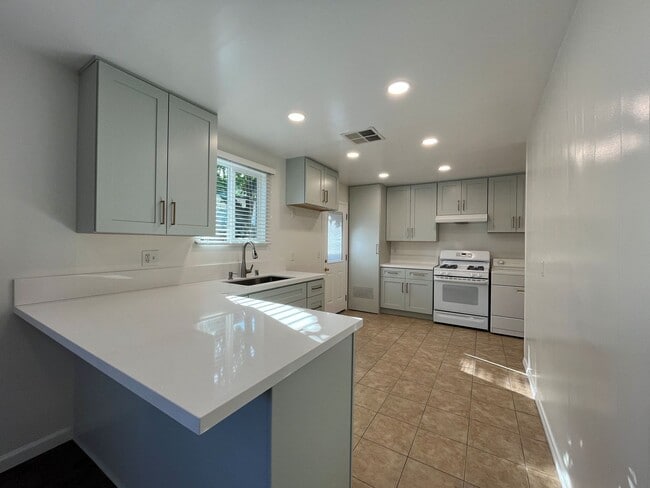 Foto del edificio - AVAILABLE NOW! Upgraded 3+1.5 w/backyard, ...