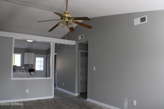 Building Photo - 107 Hickory Grove Dr