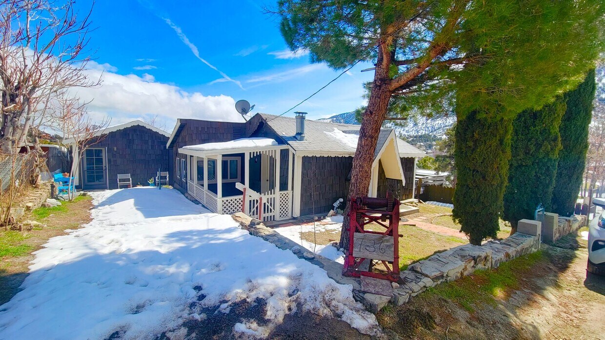 Foto principal - Adorable 2 bed 1 bath home with great views!