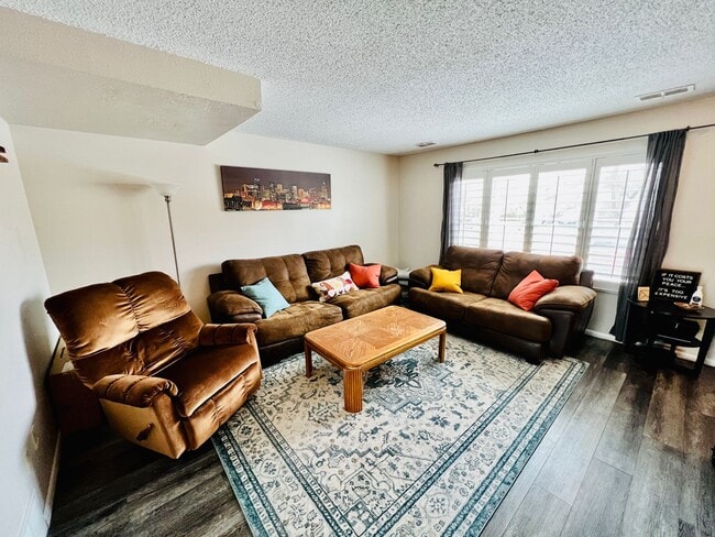 Building Photo - $0 DEPOSIT OPTION, TWO STORY TOWNHOME, CARPORT, NEW FLOORING, STORAGE, PRIMARY BED/BATH, A/C