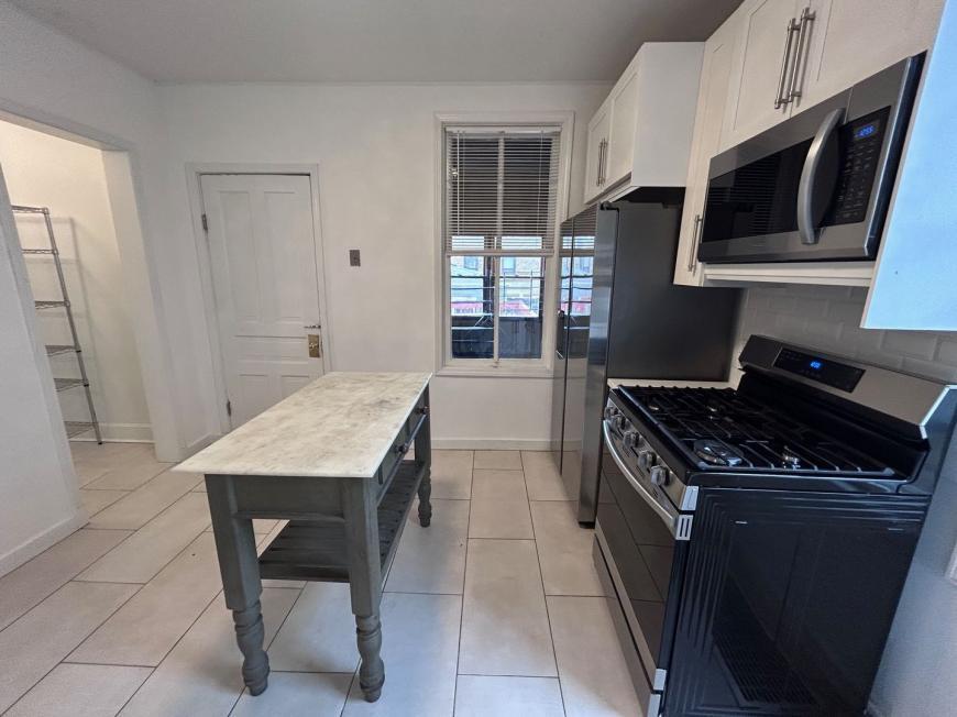 Foto principal - 2 bedroom in Chicago IL 60618