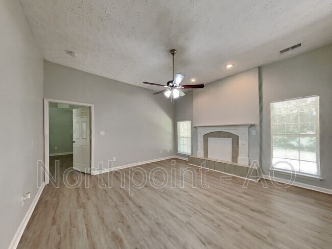 Building Photo - 595 Fisher Dr