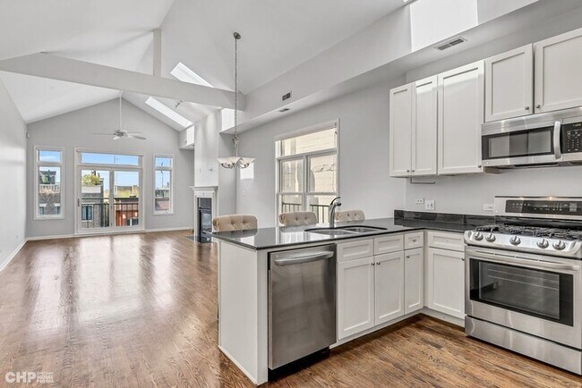 Foto del edificio - This beautiful 2 bed / 2 bath penthouse in...