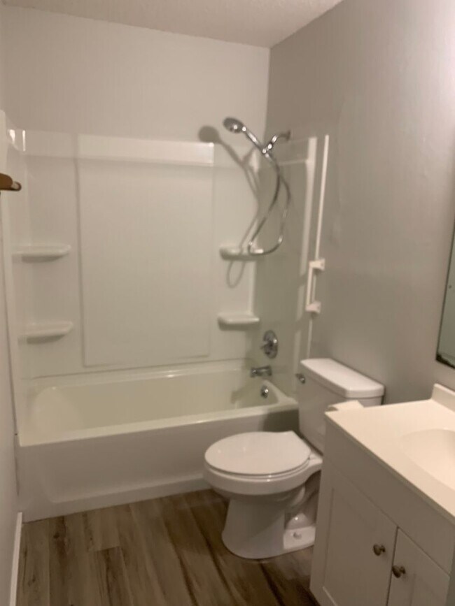 Foto del edificio - 2 bed 1 bath duplex off E Nine Mile Rd