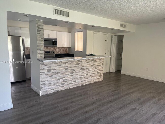 Foto del edificio - 636 NW 114th Ave