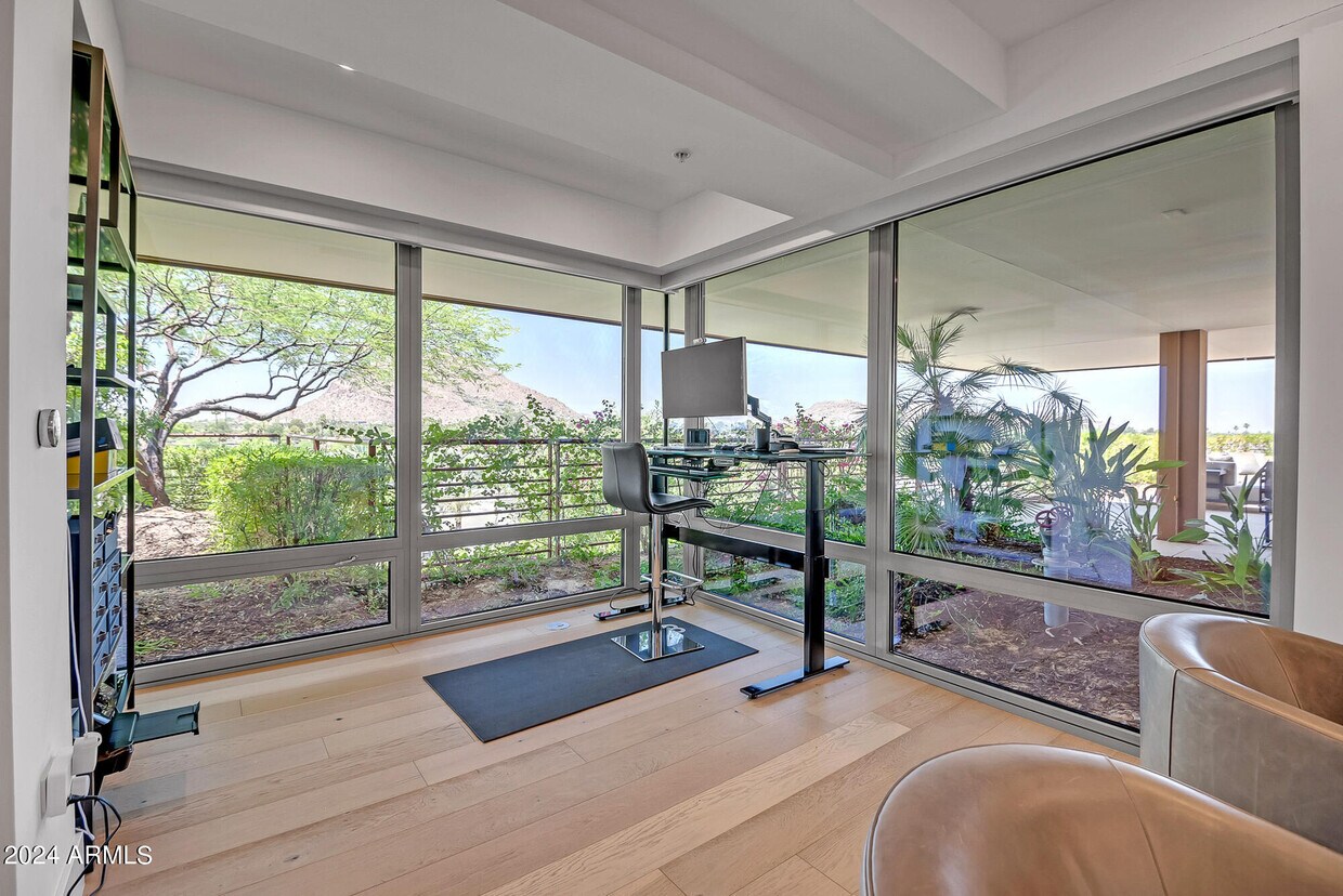 Foto principal - 7117 E Rancho Vista Dr