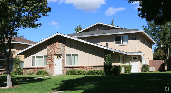 Building Photo - 2125 Chrysler Dr