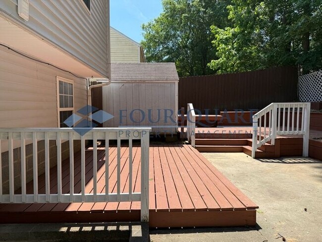 Building Photo - Spacious 4-Bed / 3-Bath Single-Family Home with Sunroom, Fenced Yard. Convenient to Southeast Ral...