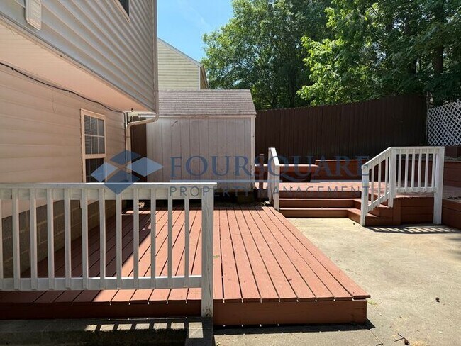 Foto del edificio - Spacious 4-Bed / 3-Bath Single-Family Home with Sunroom, Fenced Yard. Convenient to Southeast Ral...