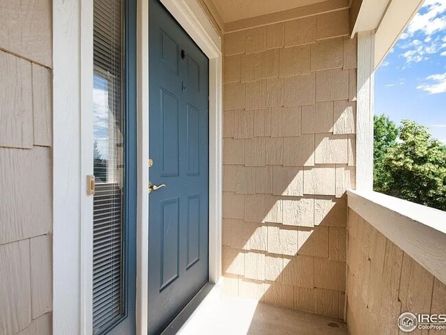 Building Photo - Great Corner Condo with Spacious Private Balcony