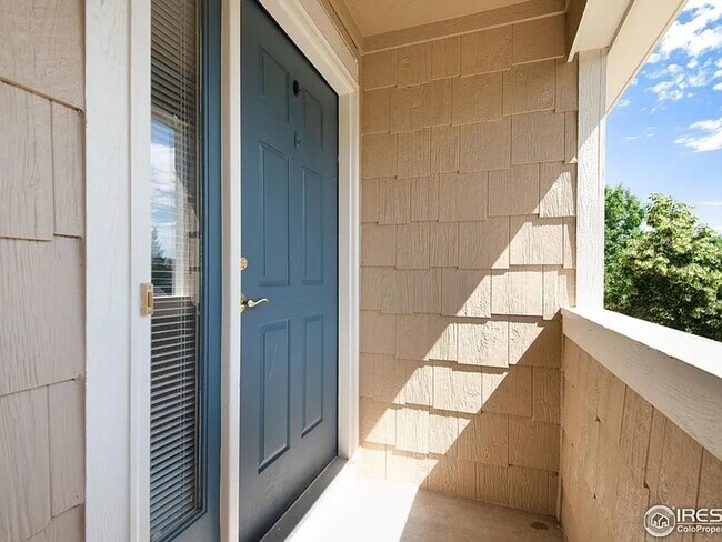 Foto del edificio - Great Corner Condo with Spacious Private Balcony