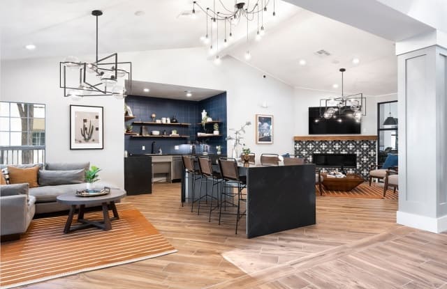 Building Photo - 2000 E 7th St