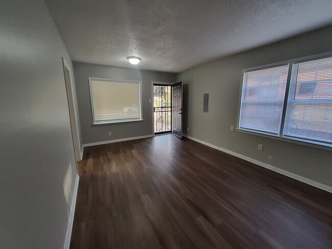 Building Photo - 1431 Kimball Ave