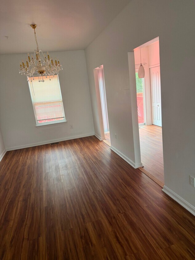 Building Photo - 208 Persimmon Cir