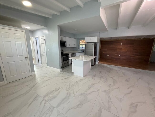 Building Photo - 4210 SW 10th St