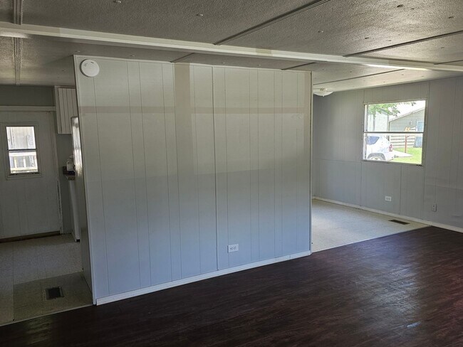 Foto del edificio - 3 bed 2 bath mobile home in quite community