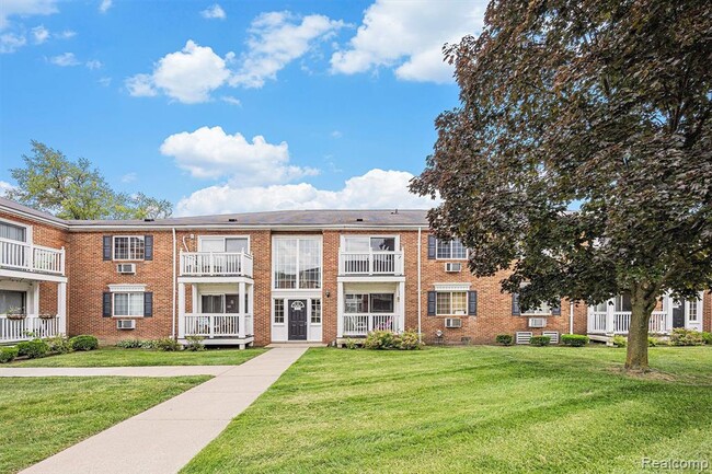 Foto del edificio - 2445 Torquay Ave