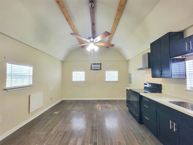 Foto del edificio - 12150 Old County Rd