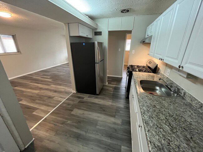 Foto del edificio - Renovated Three Bedroom Home with Basement...