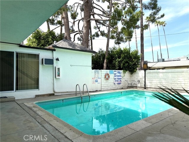 Building Photo - 13223 Moorpark St