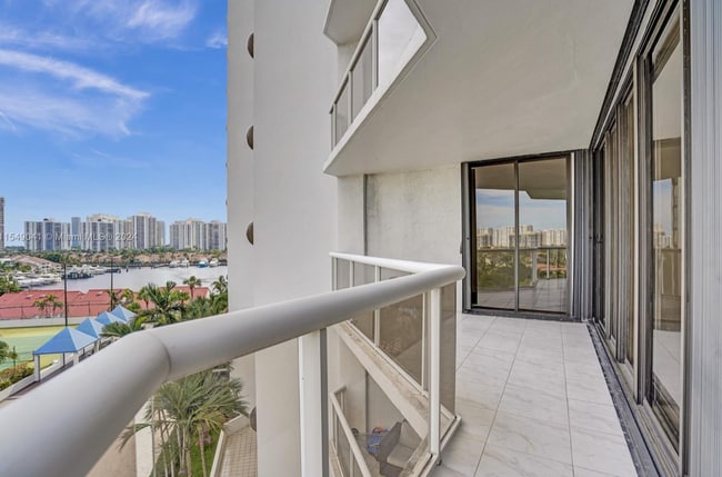 Building Photo - 1000 Parkview Dr