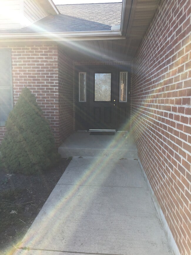 Building Photo - 512 W Hoewisher Rd