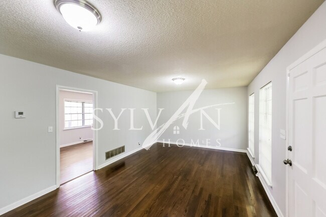 Building Photo - Lovely 3BR, 2BA Brick Rancher