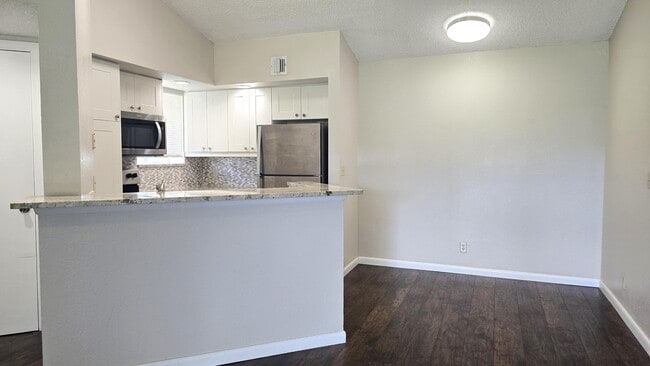 Foto del edificio - 3400 Pinewalk Dr N