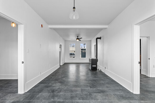 Building Photo - 416 10th Ave