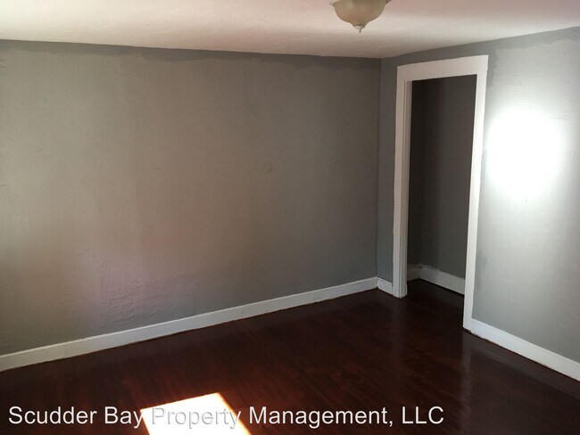 Building Photo - 3 br, 1 bath Apartment - 51 Lake st