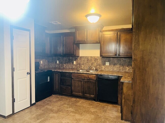 Building Photo - 3BR 2BA Duplex with 2 car garage