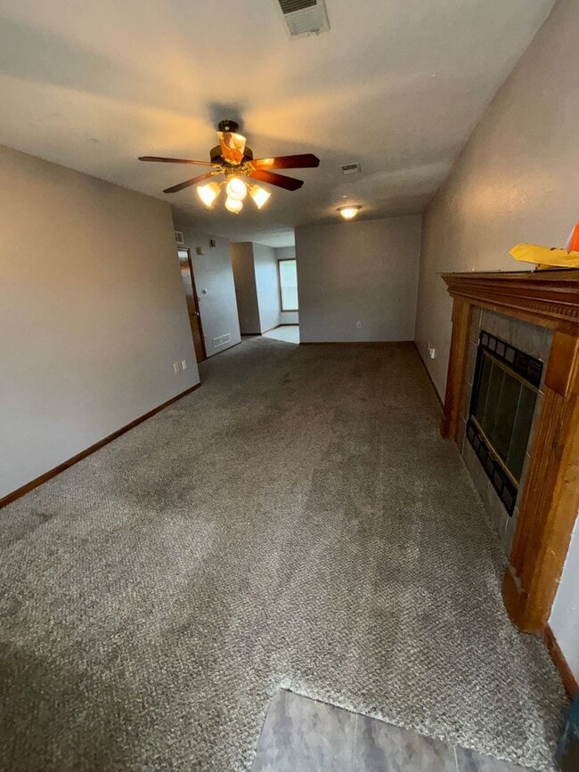 Building Photo - 3 bedroom, 2.5 bath townhome in Lee's Summit!