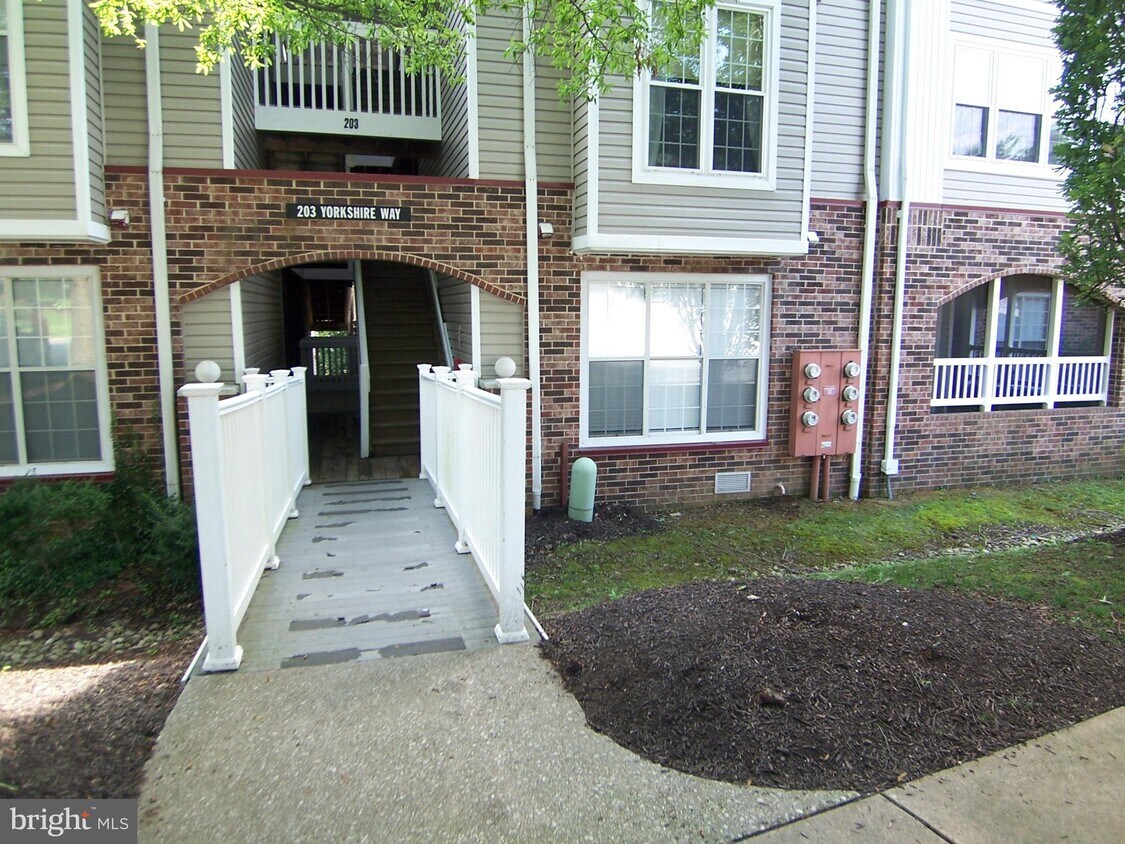 Primary Photo - 203 Yorkshire Way