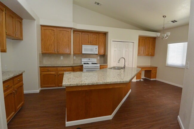 Foto del edificio - Home with pool