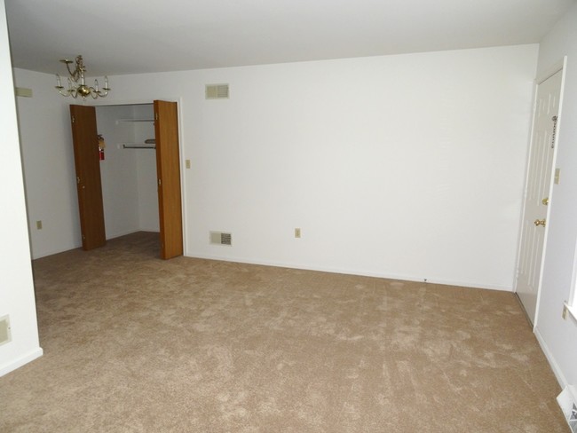 Building Photo - 400 Cherry Dr