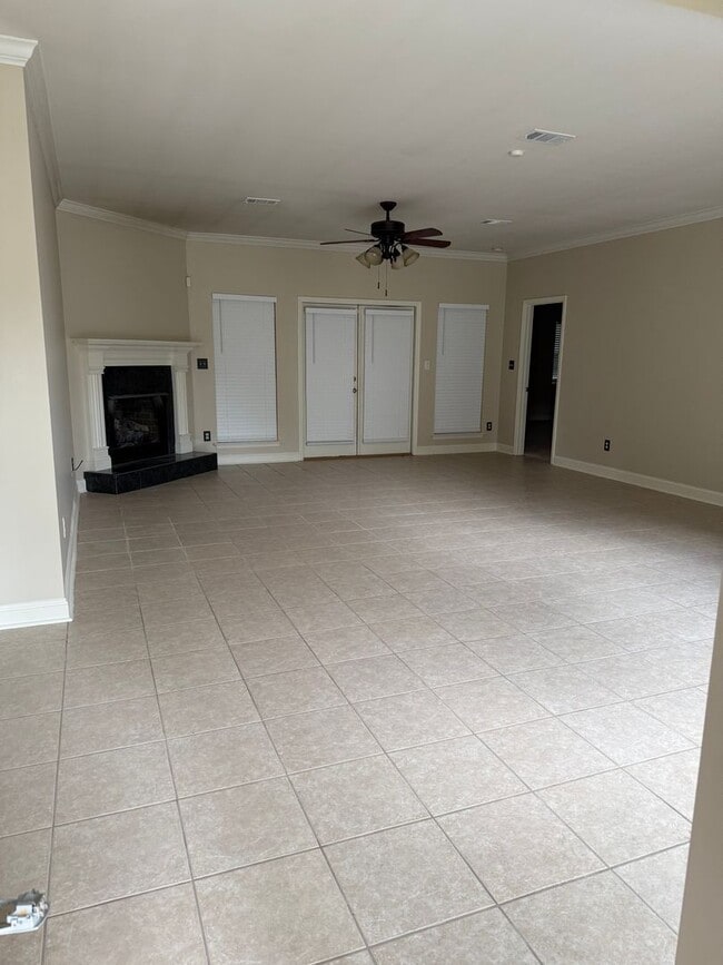 Building Photo - 1633 Devon Dr