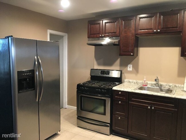 Building Photo - 2516 W Franklin St