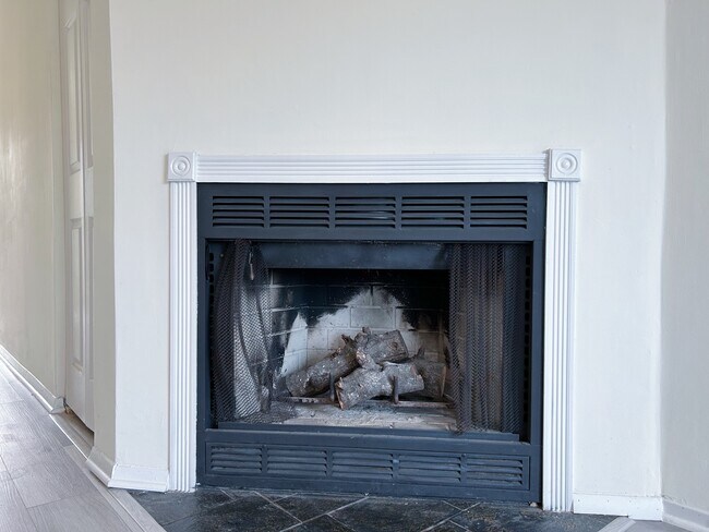 Building Photo - 5794 Village Green Dr