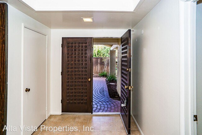 Building Photo - 4 br, 2 bath House - 5404 Coral Reef Ave.