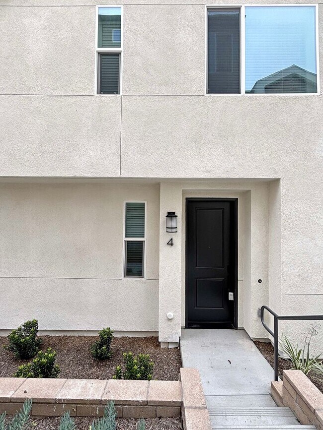 Foto del edificio - Spacious 3-Bedroom, 3-Bathroom Townhome in...