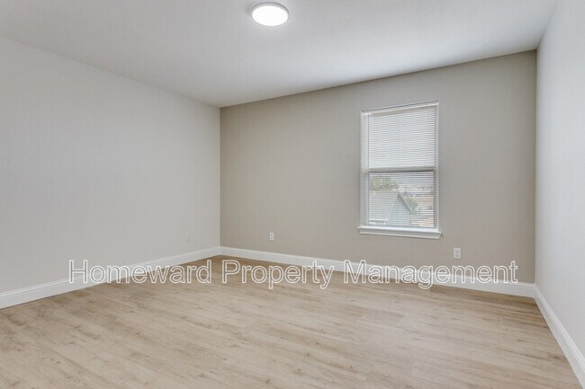 Foto del edificio - 8004 Julie Ave