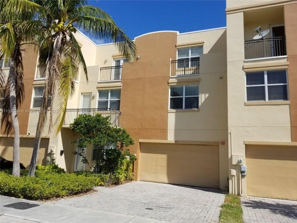 Foto principal - LARGE 3-bed, 3-bath townhome with 2-car ga...