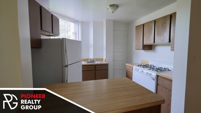 Building Photo - 428 W Belden Ave