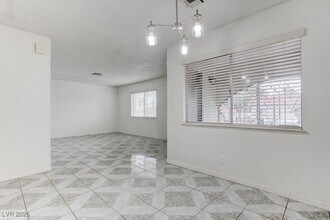 Building Photo - 808 Hedge Way