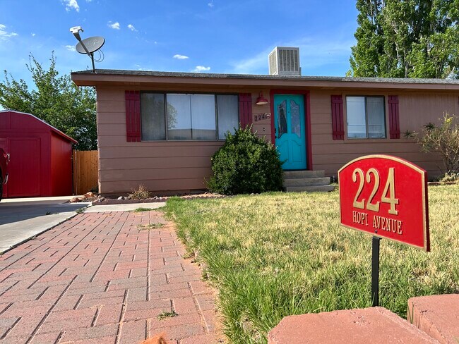 Pintura exterior completamente nueva en la casa y el cobertizo en 2025. - 224 Hopi Ave