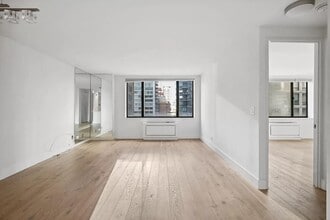 Building Photo - 30 W 61st St
