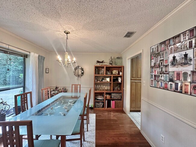 Building Photo - COMING SOON! Spacious 3-bedroom, 2-bathroo...