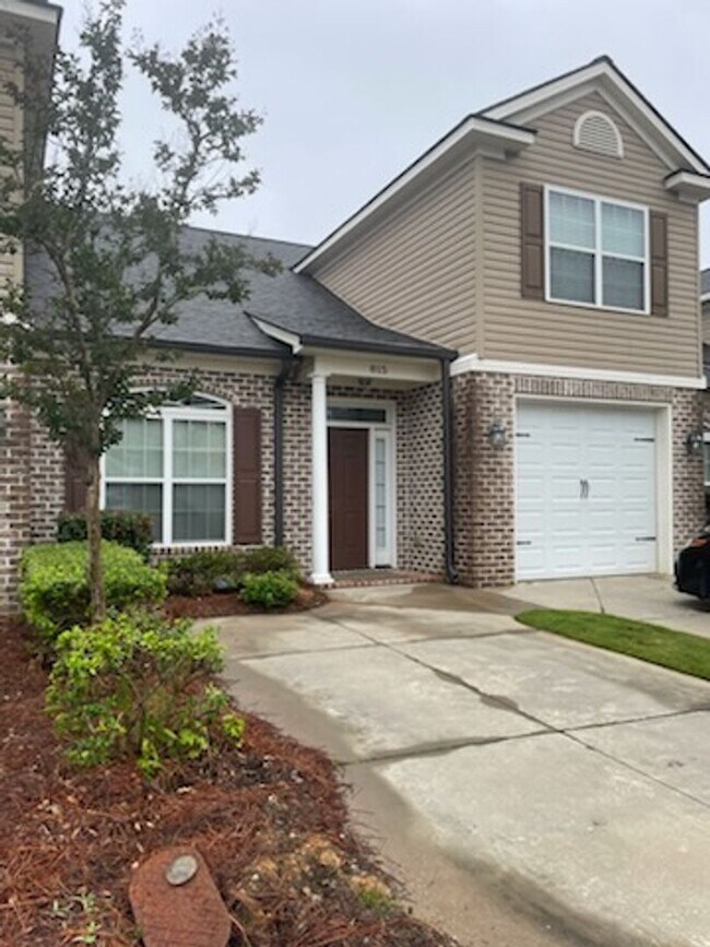 Building Photo - GORGEOUS EXECUTIVE TOWNHOME IN GATED COMMUNITY