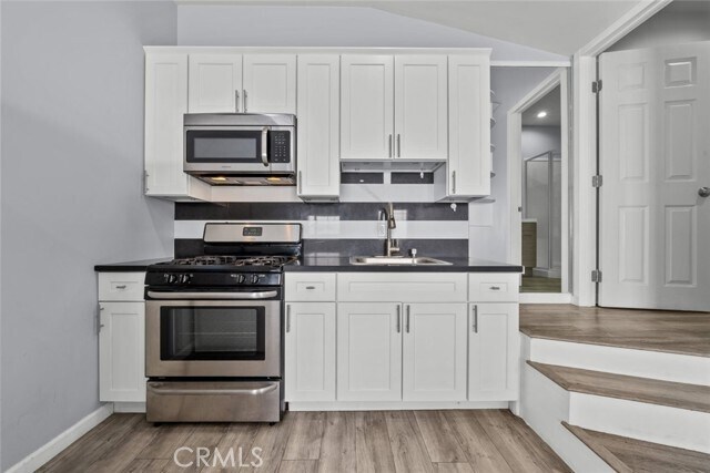 Foto del edificio - 8447 Colbath Ave