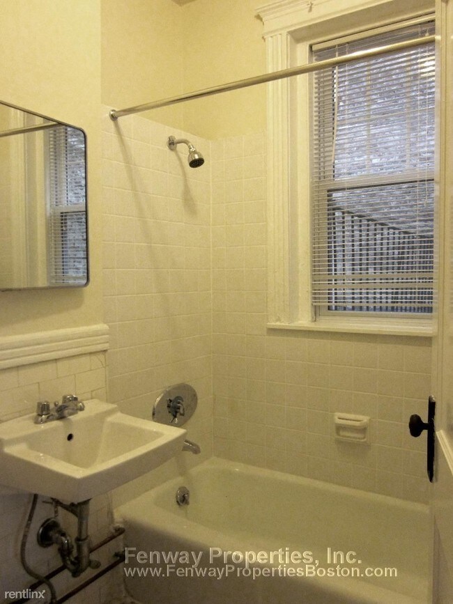 Foto del edificio - Studio, 1 bath  - 27 Park Dr Apt 9S